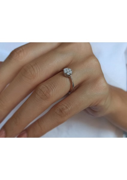 G Renk 1,25 Karat Tektaş Görünümlü Pırlanta Yüzük 0407R0010