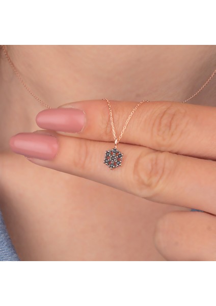 925 Ayar Gümüş Oniks Taşlı Altıgen Nergis Çiçeği Kolye