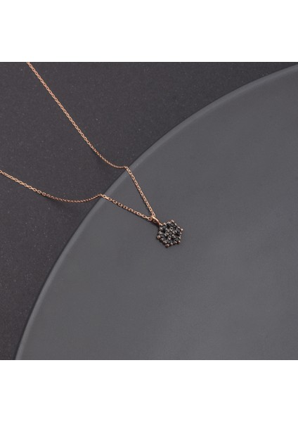 925 Ayar Gümüş Oniks Taşlı Altıgen Nergis Çiçeği Kolye fiyatları