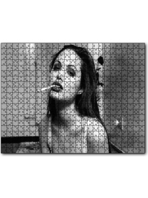 Cakapuzzle Angelina Jolie Sigara Içiyor Siyah Beyaz Fotoğraf 120 Parça Puzzle Yapboz Mdf (Ahşap)