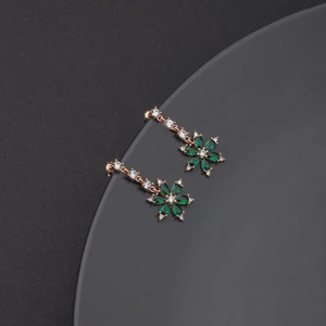 Ravza Gümüş 925 Ayar Gümüş Zümrüt Taşlı Nergis Çiçeği Küpe