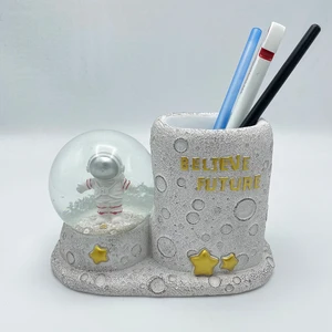 Astronot Kalemlik ve Kar Küresi Işıklı