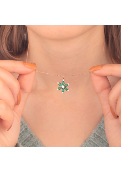 925 Ayar Gümüş Zümrüt Taşlı Nergis Çiçeği Kolye fiyatları