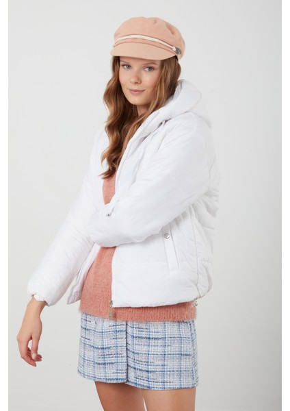 Tena Moda Kadın Beyaz Kapüşonlu Anorak Yanları Stoplu Mont modelleri