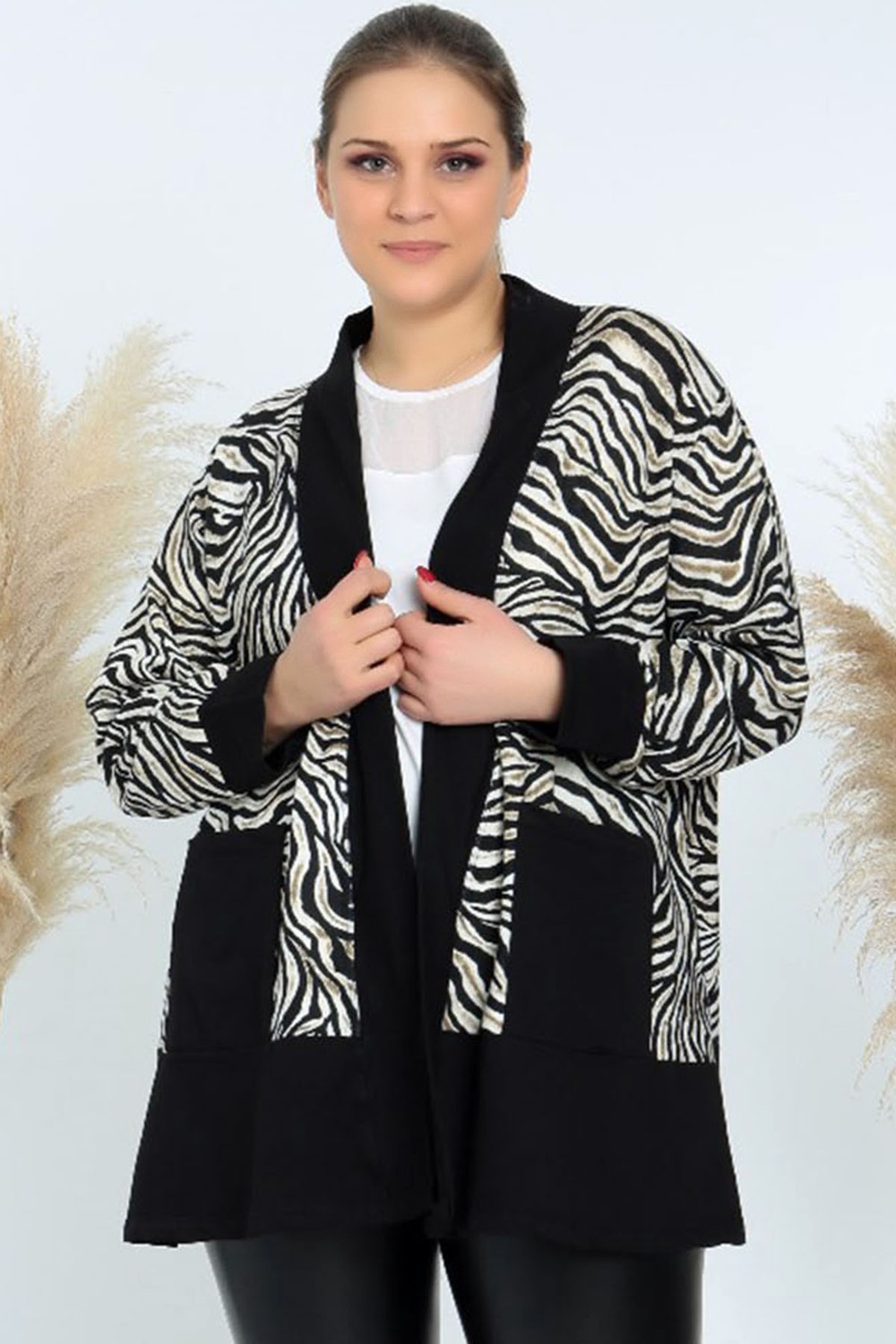 Kheos Zebra Desenli Özel Tasarım Cepli Tarz ve Şık Kısa Hırka görsel 5
