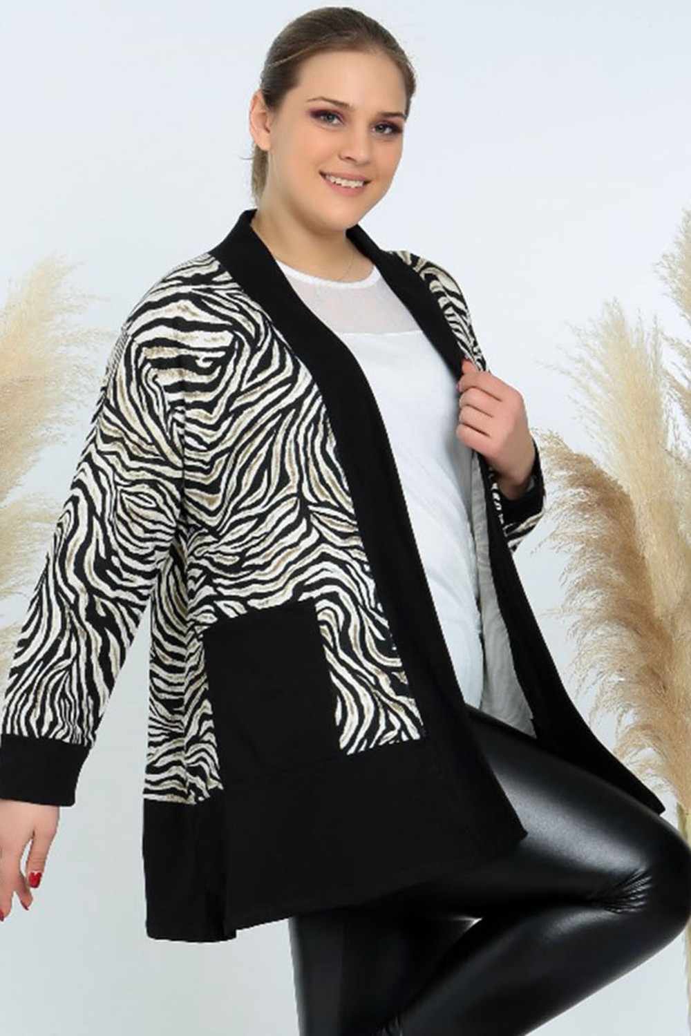 Kheos Özel Tasarım Zebra Desenli Cepli Tarz ve Şık Kısa Hırka görsel 4