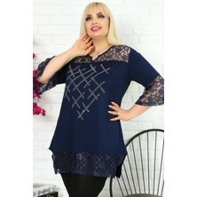 Önü Taş Baskılı Dantel Detaylı V Yaka Kısa Kol Yırtmaçlı Tunik