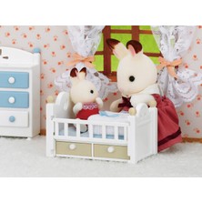 Sylvanian Families Çikolata Kulaklı Tavşan Bebek ve Yatağı