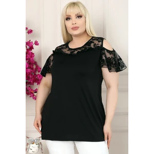 Kol ve Göğsü Dantelli Omuz Dekolteli Katlı Kısa Kol Dökümlü Bluz