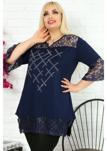 Önü Taş Baskılı Dantel Detaylı V Yaka Kısa Kol Yırtmaçlı Tunik