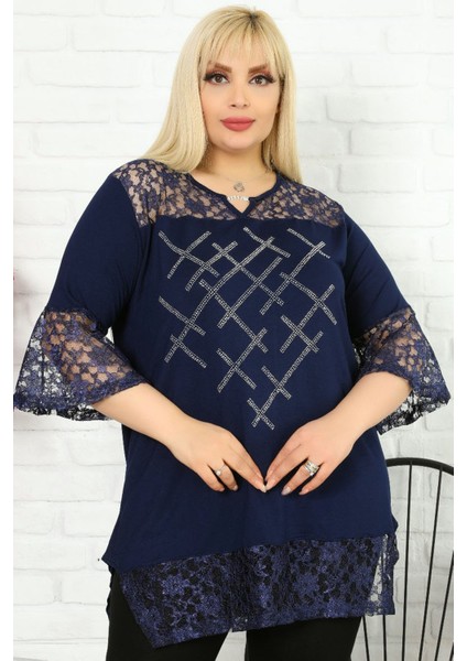 Dantel Detaylı V Yaka Önü Taş Baskılı Kısa Kol Yırtmaçlı Bluz