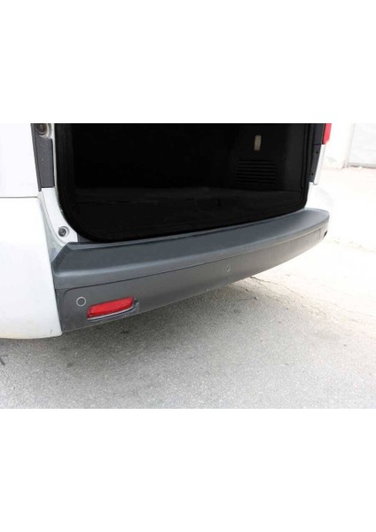 Ford Courier Arka Tampon Eşiği Plastik 2014 ve Sonrası