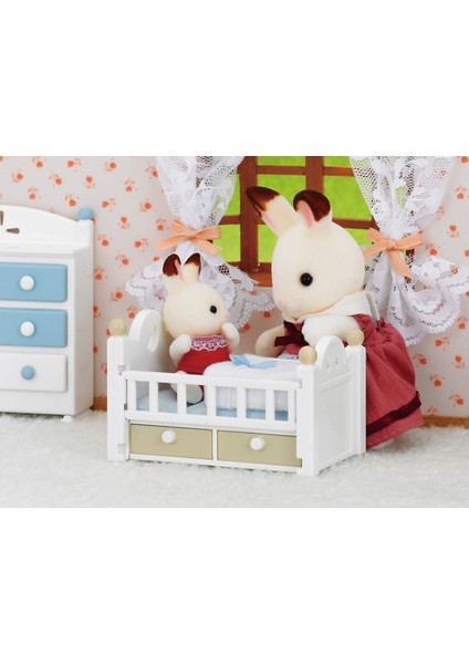 Sylvanian Families Çikolata Kulaklı Tavşan Bebek ve Yatağı