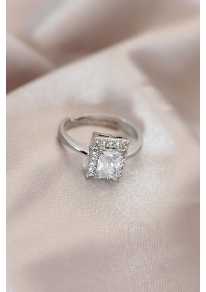 Ayarlamalı Metal Zirkon ve Kristal Taşlı Dikdörtgen Model Yüzük