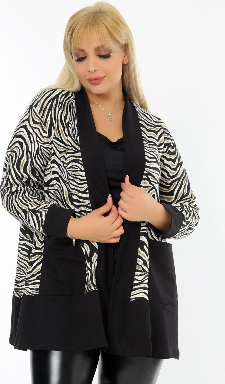 Kheos Özel Tasarım Zebra Desenli Cepli Tarz ve Şık Kısa Hırka görsel 3