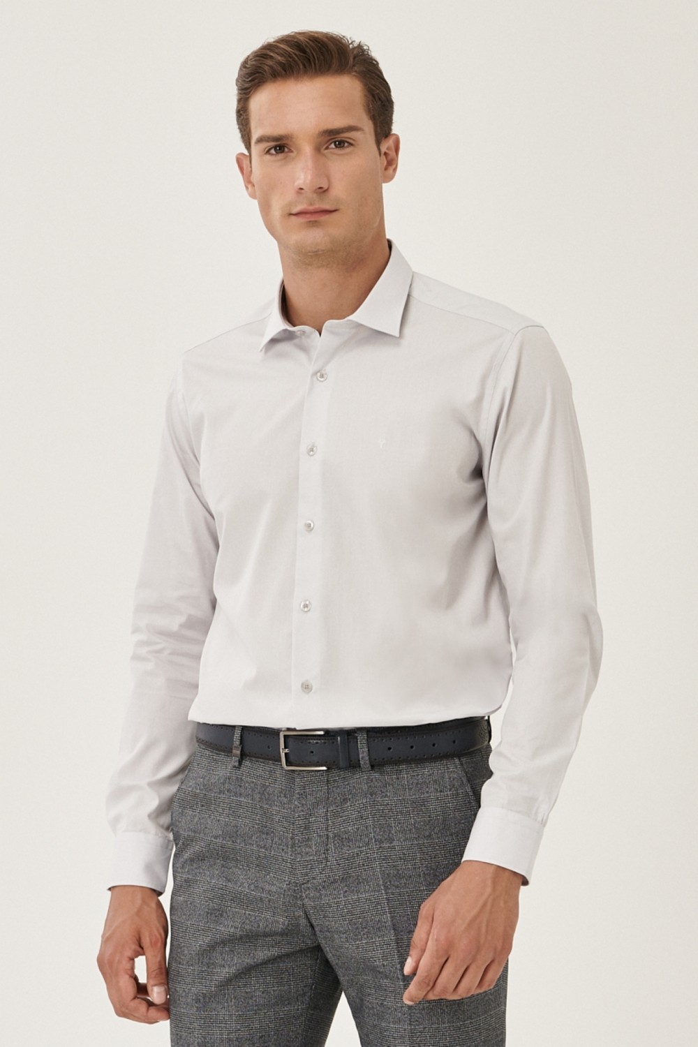 Altınyıldız Classics Erkek Beyaz Non-Iron Ütülemesi Kolay Terletmez Pamuklu Slim Fit Dar Kesim Klasik Yaka Gömlek