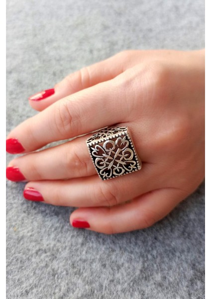 Antik Gümüş Kaplama Motifli Kare Şekilli El Yapımı Ayarlanabilir Yüzük modelleri