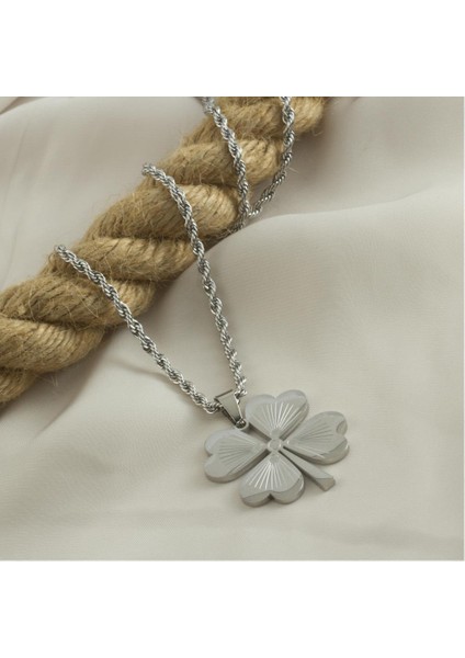 Yonca Figürlü Çelik Kolye