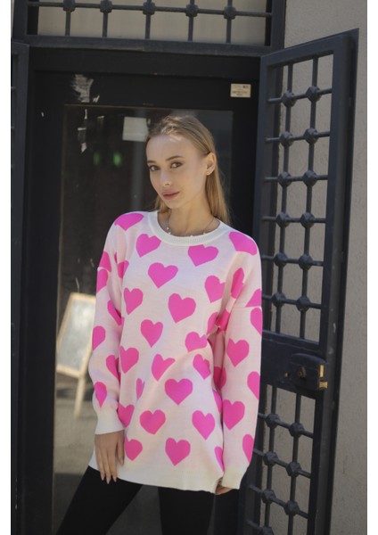Kadın Beyaz Pembe Kalp Desenli Oversize Kazak