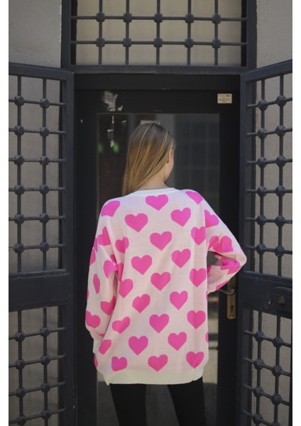 Kadın Beyaz Pembe Kalp Desenli Oversize Kazak modelleri