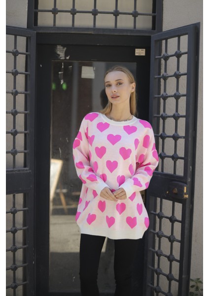 Kadın Beyaz Pembe Kalp Desenli Oversize Kazak fırsatları