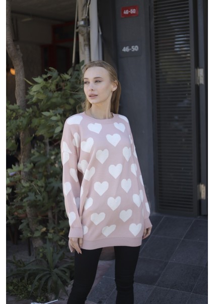 Kadın Açık Pembe Kalp Desenli Oversize Kazak fiyatları