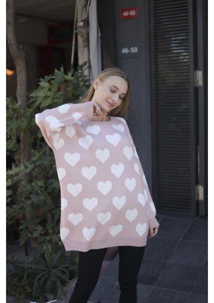 Kadın Açık Pembe Kalp Desenli Oversize Kazak modelleri