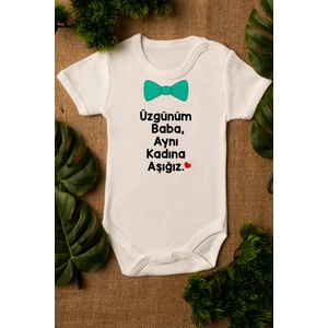 Bebek Üzgünüm Baba Aynı Kadına Aşığız Yazılı Ekru Çıtçıtlı Body 5047
