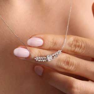 Sembol Gold Beyaz Altın Baget Kolye Sarmaşık Formlu