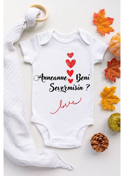 Beni Severmisin Anneanne Desenli Kısa Kol Body