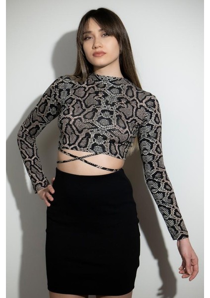 Sırt Dekolteli Bağcıklı Yılan Desenli Crop Bluz