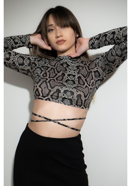 Sırt Dekolteli Bağcıklı Yılan Desenli Crop Bluz