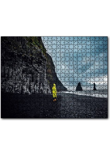 Cakapuzzle Kayalıklı Kumsalda Sarı Yağmurluklu Adam 255 Parça Puzzle Yapboz Mdf (Ahşap)