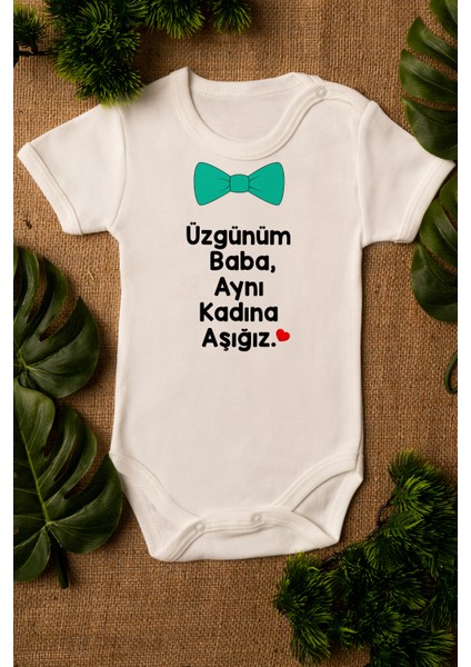 Bebek Üzgünüm Baba Aynı Kadına Aşığız Yazılı Ekru Çıtçıtlı Body 5047