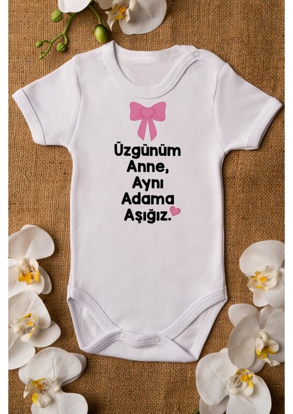 Kız Bebek Üzgünüm Anne Aynı Adama Aşığız Baskılı Beyaz Çıtçıtlı Body Zıbın 5051