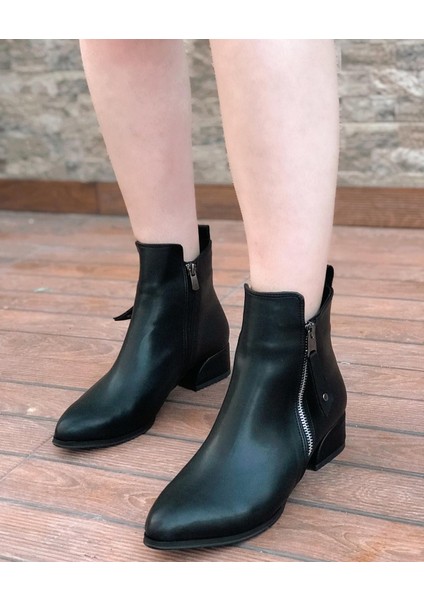 Kadın Siyah Sivri Burun Kalın Kısa Topuklu Fermuarlı Yarım Bot fiyatları