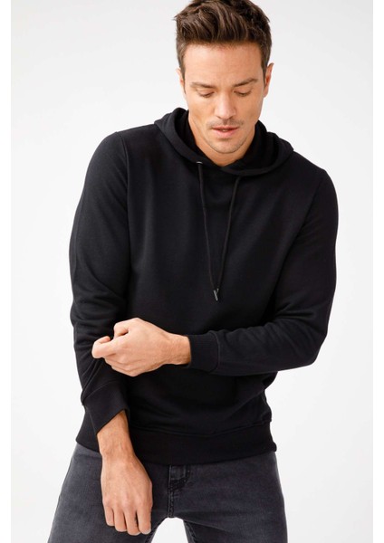 Erkek Siyah Modernfit / Ekstra Dar Kalıp Kapşonlu Fermuarsız Sweatshirt fırsatları