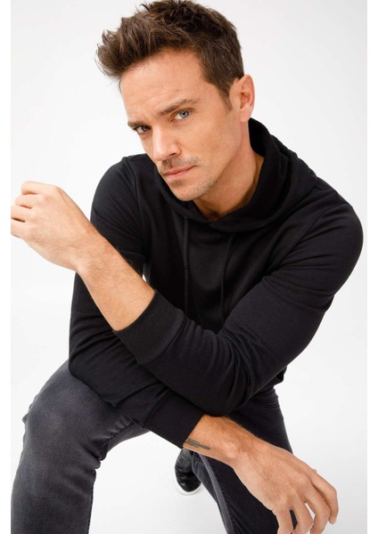 Erkek Siyah Modernfit / Ekstra Dar Kalıp Kapşonlu Fermuarsız Sweatshirt indirimleri