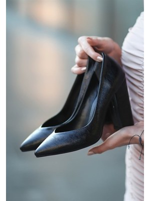 Erbilden Adrix Siyah Cilt Topuklu Desenli Ayakkabı