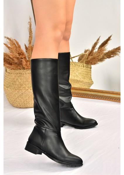 Kadın Günlük Suni Deri Düz Taban Bağcıksız Çizme – Rahat, Şık ve Kolay Giyilebilir Tasarım