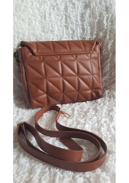 Kapitoneli Demir Detay Postacı Çanta - Liva - Taba modelleri