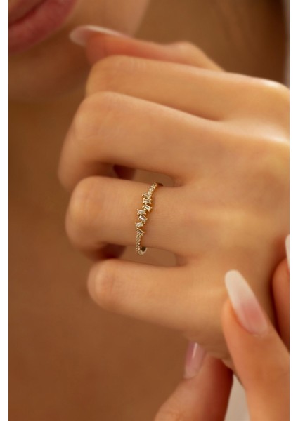 Altın Baget Taşlı Zig Zag Yüzük