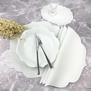 Beyaz Renkli Madalyon Nakışlı 8 Parça Set Amerikan Servis ve Kokteyl Peçetesi