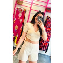Butik Ponçik Sırt Kemer Detaylı Bej Crop Bluz