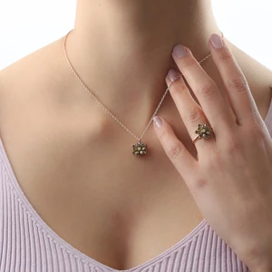 Lieza Jewelry Gümüş Yeşil Taşlı Lotus Çiçeği Kolye Yüzük Mini Set