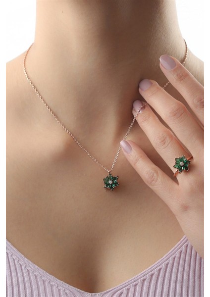 Gümüşyeşil Taşlı Lotus Çiçeği Kolye fırsatları