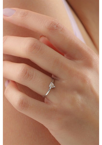 Gümüş Renkli Kalp Taşlı Yüzük