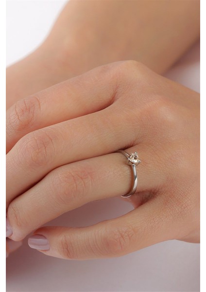 Gümüş Renkli Kalp Taşlı Yüzük modelleri