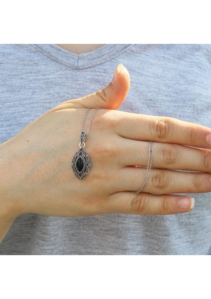 Zarif Model Gümüş ve Oltu Taşlı Kolye