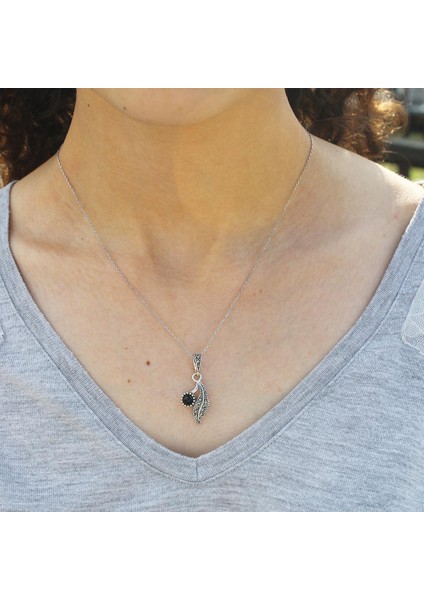 Zarif Yaprak Model Gümüş ve Oltu Taşlı Kolye